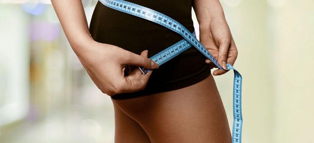 امرأة تسجل نتائج فقدان الوزن الفعال. 