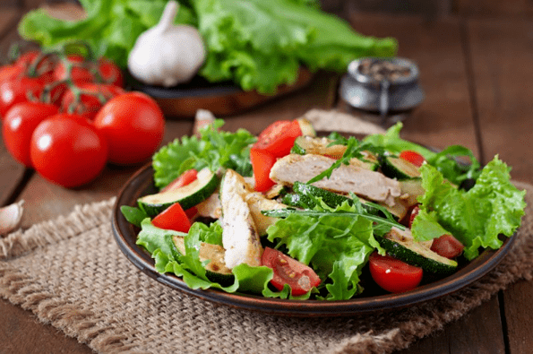 تعتبر سلطة الدجاج والخضروات خيارًا رائعًا لعشاء خفيف بعد التمرين. 