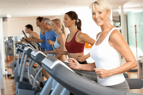 سيساعدك التدريب على جهاز المشي القلبي على إنقاص الوزن في منطقة البطن والجوانب
