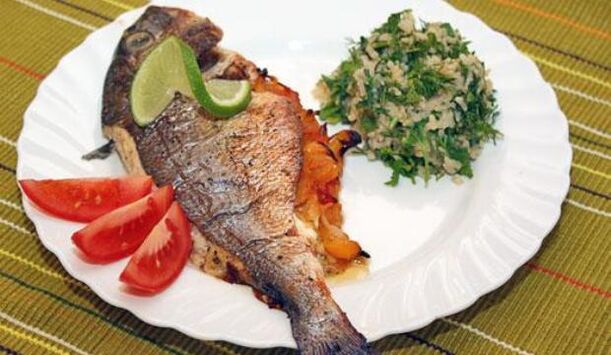 الأسماك الخالية من الدهون مع السلطة في قائمة النظام الغذائي للنقرس
